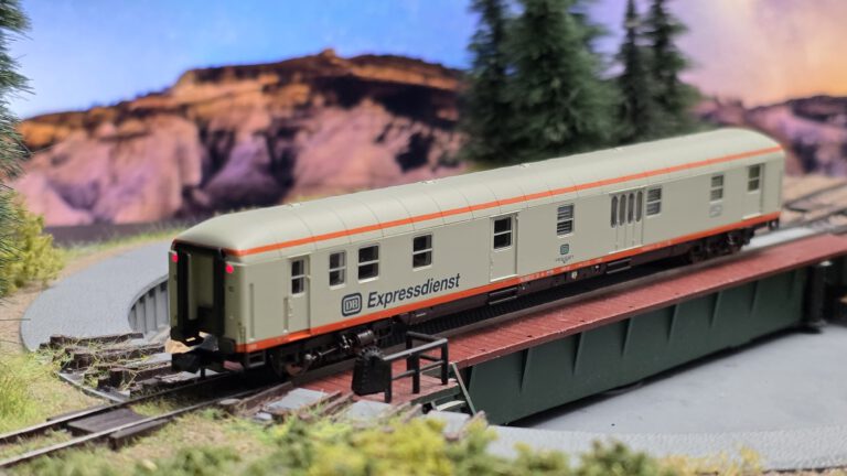 Wagen 51 80 92-33 421-9